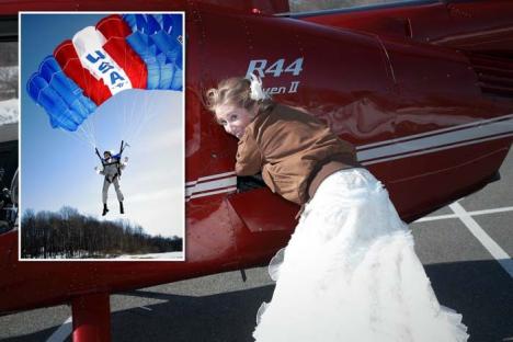 Miri cu capu-n nori: La nunta lui, un orădean mutat în SUA a sărit cu paraşuta din elicopterul pilotat de mireasă (FOTO/VIDEO)